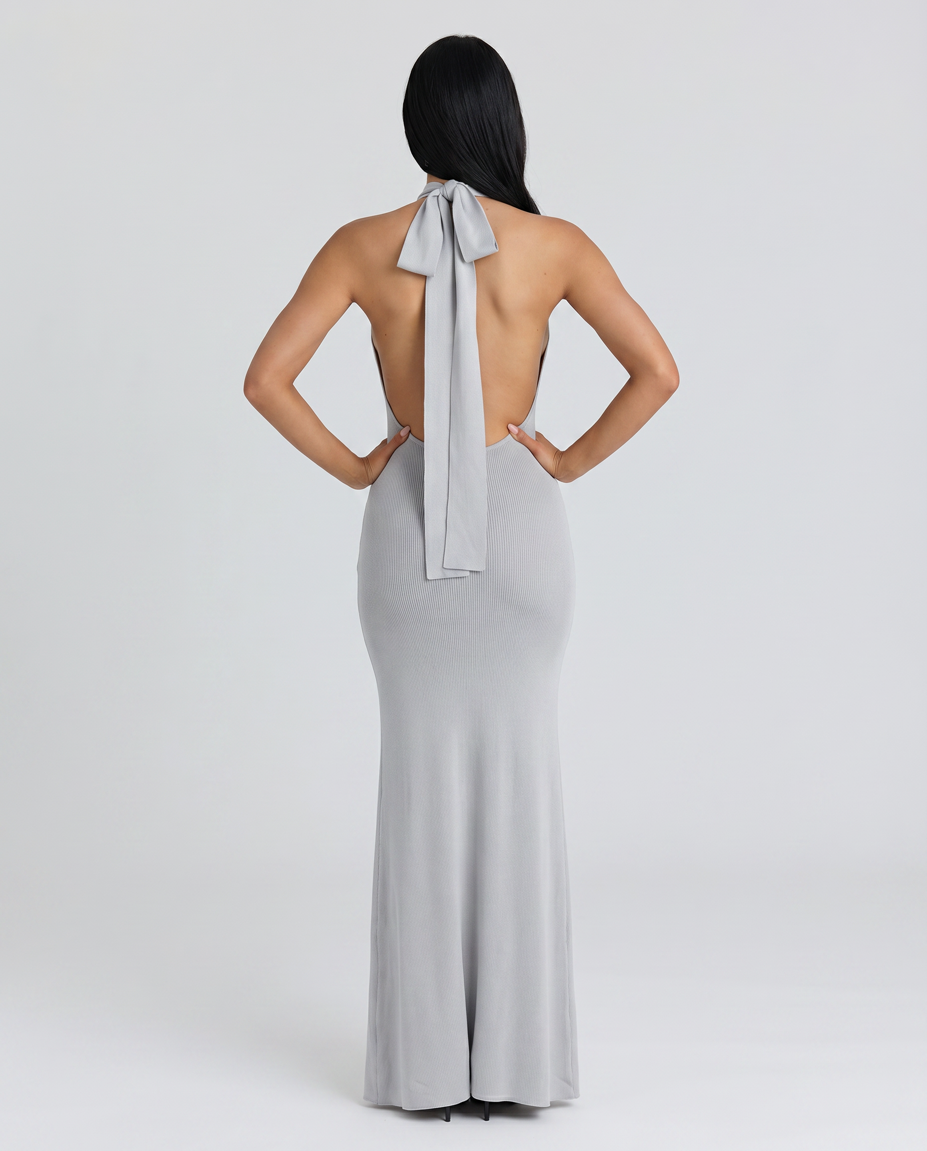 Brinley • Vestido Maxi Sin Espalda con Cuello Halter